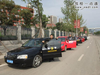萬(wàn)州廣路汽車陪駕服務(wù)與重慶汽車陪練指南 駕校一點(diǎn)通后的上路必修課